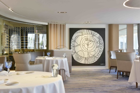 Une fresque du céramiste Capron trône au centre de la salle du restaurant créant un contraste voué à interpeller les hôtes. Une fresque du céramiste Capron trône au centre de la salle du restaurant créant un contraste voué à interpeller les hôtes.