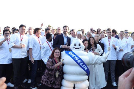 Entouré des chefs étoilés de Californie, Gwendal Poullennec, directeur international des guides Michelin : 'C'est l'une des dix principales destinations gastronomiques de la planète'. Entouré des chefs étoilés de Californie, Gwendal Poullennec, directeur international des guides Michelin : 'C'est l'une des dix principales destinations gastronomiques de la planète'.