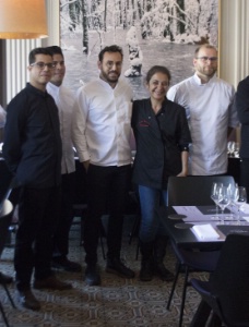 Sadia Hessabi et César Troisgros avec l'équipe du Central avant de servir le premier déjeuner aux saveurs afghanes. Sadia Hessabi et César Troisgros avec l'équipe du Central avant de servir le premier déjeuner aux saveurs afghanes.