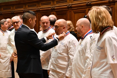 A la Sorbonne, Franck Putelat reçoit la médaille des meilleurs ouvriers de France.