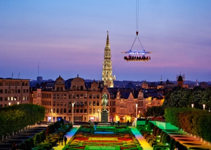 Un repas supsendu dans le ciel de Bruxelles.