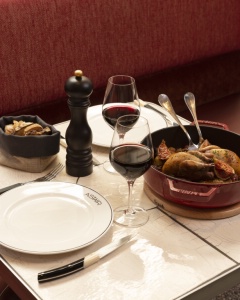 Pour respecter les saisons, sucré et salé s'accompagnent : ici, chez Astair à Paris (IIe), la caille fermière rôtie se marie aux raisins, figues et garniture grand-mère.