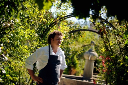 Armand Arnal, dans son potager au coeur du restaurant La Chassagnette. Armand Arnal, dans son potager au coeur du restaurant La Chassagnette.