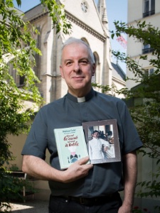 Le père Esclef devant sa paroisse de Belleville. Le père Esclef devant sa paroisse de Belleville.