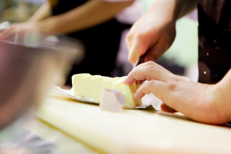 Si vous privilégiez les utilisations à cru ou en cuisson douce du beurre, optez pour des beurres biologiques, de terroir ou des AOC (Beurre Charentes-Poitou et Beurre d'Isigny), fabriqués à partir de crème crue.