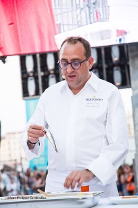 Lionel Levy a orchestré le plus grand cours de cuisine étoilé au monde. Lionel Levy a orchestré le plus grand cours de cuisine étoilé au monde.