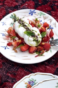 Fraises gariguette, mozzarella di buffala, échalotes, pignons de pin, baslic.