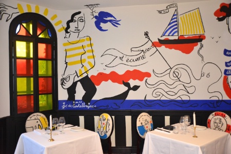 La salle décorée de la fresque monumentale réalisée par Jean-Charles de Castelbajac. La salle décorée de la fresque monumentale réalisée par Jean-Charles de Castelbajac.
