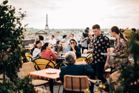 La terrasse peut accueillir jusqu'à 160 personnes.