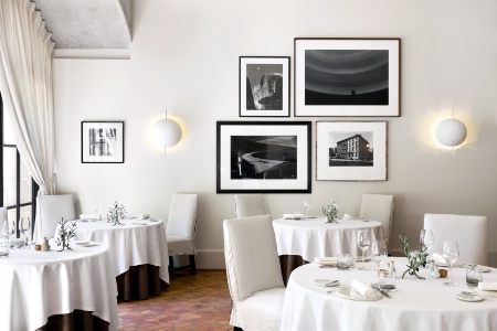 Charme et sobriété pour la salle de restaurant.