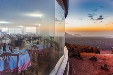 Le restaurant El Diablo et sa façade vitrée ouvrant sur 200 km² de désert de lave.