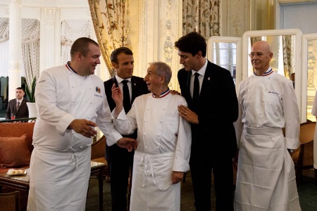 Guillaume Gomez, chef du Palais de l'Elysée, Emmanuel Macron, Président de la République, Michel Guérard, chef 3 étoiles des Prés d'Eugénie à Eugénie-les-Bains,Justin Trudeau, Premier Ministre du Canada et Jean-Marie Gautier, chef de l'Hôtel du Palais à Biarritz, après le dîner de gala.