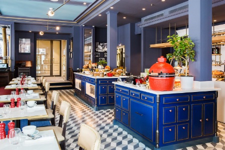 La Brasserie Bocuse avec ses îlots servant de buffets pour le petit déjeuner et au service devant une cuisine ouverte. La Brasserie Bocuse avec ses îlots servant de buffets pour le petit déjeuner et au service devant une cuisine ouverte.