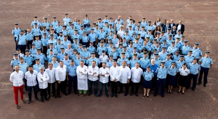 Nourrir la gendarmerie nationale, la mission des cercles mixtes avec le soutien des chefs. Nourrir la gendarmerie nationale, la mission des cercles mixtes avec le soutien des chefs.