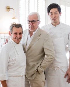 Alain Ducasse, entouré de Jacques Maximin et Hiroyuki Kanazawa. Alain Ducasse, entouré de Jacques Maximin et Hiroyuki Kanazawa.
