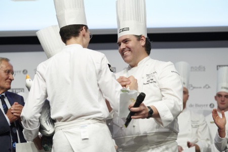 Serge Viera félicite Davy Tissot et son commis Nicolas Gruner. Serge Viera félicite Davy Tissot et son commis Nicolas Gruner.