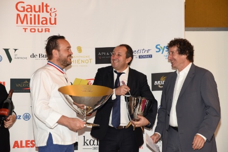 Emmanuel Renaut, restaurant Flocons de Sel, Gault&Millau d'Or Auvergne-Rhône-Alpes 2019, Jacques Bally, président Gault&Millau, Marc Esquerré, rédacteur en chef du guide Gault&Millau.).