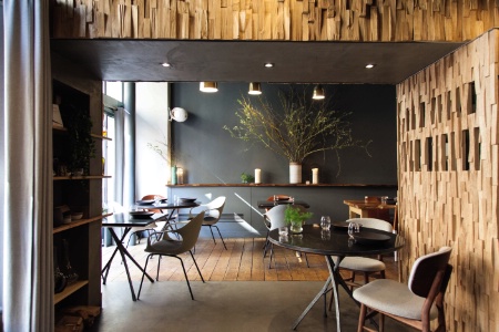 Ouvert en 2013, le restaurant a obtenu une deuxième étoile Michelin cette année. Ouvert en 2013, le restaurant a obtenu une deuxième étoile Michelin cette année.
