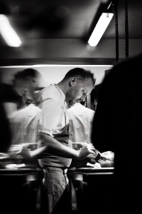Le restaurant compte trente couverts, pour douze personnes en salle et neuf en cuisine. Le restaurant compte trente couverts, pour douze personnes en salle et neuf en cuisine.