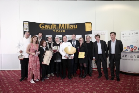 Philippe Laruelle (Chef de Buyer), Marianne Lecerf (Coordinatrice internationale), Sylvain Guillemot (Gault&Millau d'Or Ouest 2019) et son équipe, Jacques Bally (Président de Gault&Millau) Marie-Pierre Guillemot, Alain Porta (Directeur Général Alessi), Marc Esquerré (Rédacteur en chef du guide) et Nicolas Lebedef (Responsable régional grand Ouest Thiénot). Philippe Laruelle (Chef de Buyer), Marianne Lecerf (Coordinatrice internationale), Sylvain Guillemot (Gault&Millau d'Or Ouest 2019) et son équipe, Jacques Bally (Président de Gault&Millau) Marie-Pierre Guillemot, Alain Porta (Directeur Général Alessi), Marc Esquerré (Rédacteur en chef du guide) et Nicolas Lebedef (Responsable régional grand Ouest Thiénot).