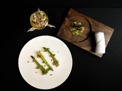 Asperge, sardine et lierre terrestre, le plat d'Alexandre Pereira-Alves.