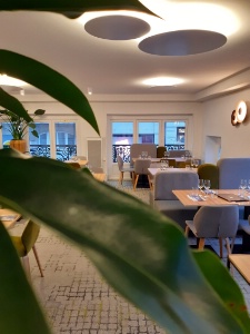 Samuel Albert positionne Les Petits Prés comme un restaurant, bar et salon de thé. Samuel Albert positionne Les Petits Prés comme un restaurant, bar et salon de thé.