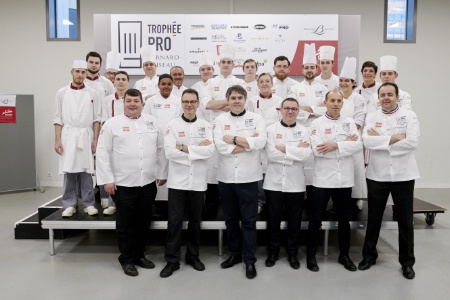 Maxence Cardon-Ravat (2e rang, à droite avec la toque), avec les candidats et les membres du jury du Trophée pro Bernard Loiseau. Maxence Cardon-Ravat (2e rang, à droite avec la toque), avec les candidats et les membres du jury du Trophée pro Bernard Loiseau.