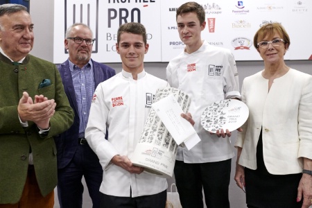 À tout juste 18 ans, Maxence Cardon-Ravat (au côté de son commis) participait pour la première fois à un tel concours. Il s'est vu remettre son prix par Dominique Loiseau et Jean Battault. À tout juste 18 ans, Maxence Cardon-Ravat (au côté de son commis) participait pour la première fois à un tel concours. Il s'est vu remettre son prix par Dominique Loiseau et Jean Battault.