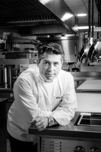 Le chef William Frachot vient de célébrer ses 20 années à la tête de L'Hôstellerie du Chapeau Rouge à laquelle il donne une nouvelle orientation culinaire. Le chef William Frachot vient de célébrer ses 20 années à la tête de L'Hôstellerie du Chapeau Rouge à laquelle il donne une nouvelle orientation culinaire.