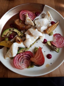 Encornets et avocats grillés, guacamole, coulis de betterave citronné, lamelles de betterave marinées, sésame.