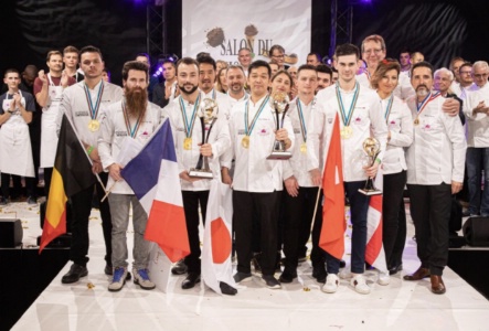 Au premier plan de gauche à droite avec les coupes : Dorian Zonca, Kohei Ishida et Maxime Tardieu. Au premier plan de gauche à droite avec les coupes : Dorian Zonca, Kohei Ishida et Maxime Tardieu.