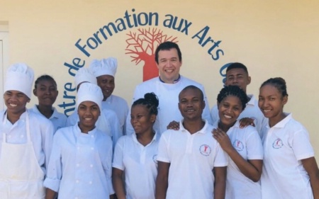 10 jeunes en formation dans les métiers de la restauration pour un avenir meilleur à Madagascar.