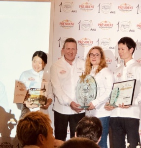 De gauche à droite : Hiu Wan Cheung, sous-chef Ernest Pâtisserie et Café Chambéry (2ème), Christophe Felder, Eva Lefrançois (lauréate) et Keisuke Sato, pâtissier Pâtisserie Gilles Marchal à Paris.
