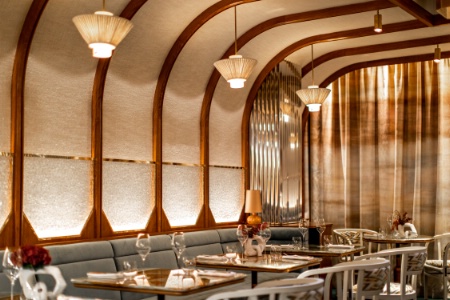 Le soir, le restaurant permet accueillir 30 personnes face à la cuisine ouverte. Le soir, le restaurant permet accueillir 30 personnes face à la cuisine ouverte.