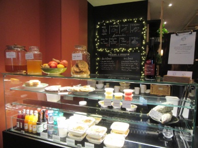Une vitrine réfrigérée a été installée à l'accueil pour mettre en avant les plats à emporter. Une vitrine réfrigérée a été installée à l'accueil pour mettre en avant les plats à emporter.