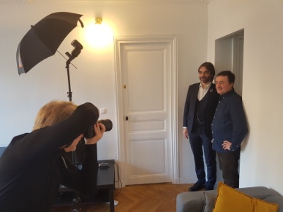 Patrick Rebourg en séance photo avec Cédric Villani. Patrick Rebourg en séance photo avec Cédric Villani.