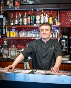 Patrick Rebourg au comptoir de La Coulée douce, acquise en 2007.