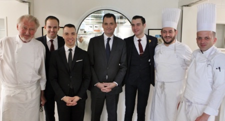 De gauche à droite : Pierre Gagnaire, Gabriel Lonca (directeur de salle du Duende), Alexandre Sekli (directeur de salle de l'Impé), Christophe Chalvidal, Logan Thouillez (chef sommelier), Nicolas Fontaine (chef exécutif), Emmanuel Jouve (chef pâtissier).