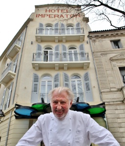 Pierre Gagnaire devant un hôtel chargé d'histoire.
