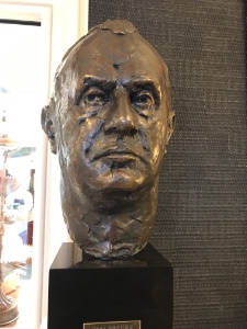 Paul Bocuse, sculpture exposée dans le restaurant Paul Bocuse Paul Bocuse, sculpture exposée dans le restaurant Paul Bocuse