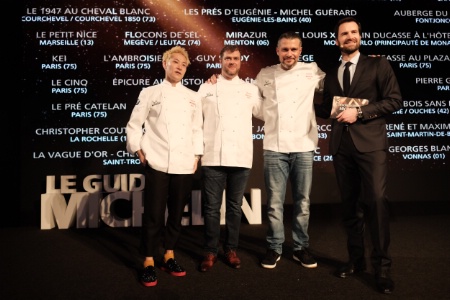 De gauche à droite, les trois nouveaux 3 étoiles : Kei Kobayashi, Christopher Coutanceau et Glenn Viel, avec Gwendal Poullennec, directeur international des guides Michelin.