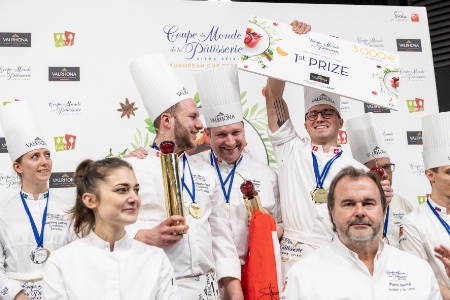 Jean-Sébastien Guinet, Patrick Bovon (coach) et Nicoll Notter avec Jessica Prealpato et Pierre Hermé. Jean-Sébastien Guinet, Patrick Bovon (coach) et Nicoll Notter avec Jessica Prealpato et Pierre Hermé.