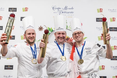 Jean-Sébastien Guinet et Nicoll Notter entourent leur coach Patrick Bovon lors de la remise des prix. Jean-Sébastien Guinet et Nicoll Notter entourent leur coach Patrick Bovon lors de la remise des prix.