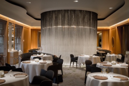 Le rideau de la Table lumière est composée de 4 500 fibres optiques. Le rideau de la Table lumière est composée de 4 500 fibres optiques.