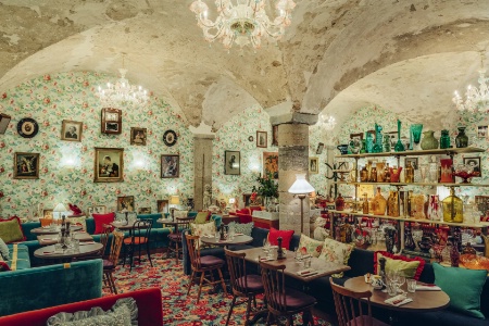 Les caves voûtées, associées à une décoration assumée, contribuent à la convivialité des lieux.