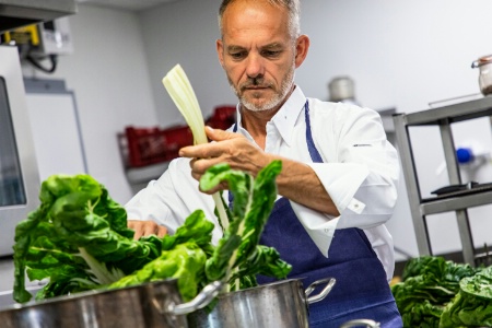 Didier Goiffon livre une cuisine émotionnelle qui met en avant les produits du terroir, et notamment les végétaux.