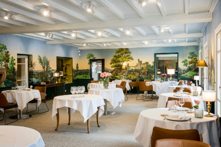 Tradition et modernité s'entremêlent au sein de la salle de restaurant.