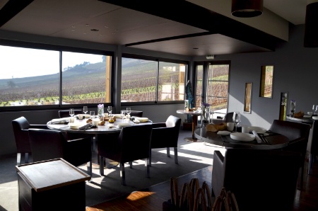 La salle de restaurant d'une quarantaine de couverts plonge directement sur les vignes de Pernand-Vergelesse.
