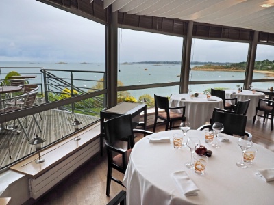 Face à la baie de Morlaix, le chef sublime chaque jour les produits de la terre et de la pêche locale.