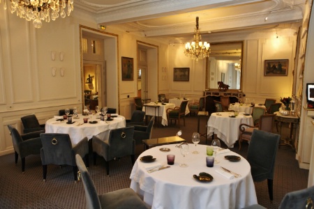 La salle principale du restaurant La vieille fontaine.